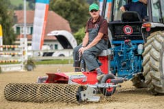 Der Parcours wird vorbereitet an den Pferdesporttagen am Freitag, 15. Juli 2016 in Dagmersellen. (Bild: Philipp Schmidli)