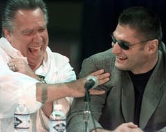 Boxer Andrew Golota (rechts) und sein Manager Gary Shaw brechen am 17. Oktober 2000 während einer Pressekonferenz im Vorfeld des Kampfes gegen Mike Tyson in Gelächter aus. (Bild: Keystone)