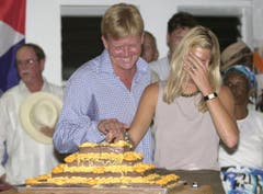 Der jetzige König der Niederlande, Willem-Alexander, lacht, während er in einem Altersheim eine Torte anschneidet, seine Frau Maxima hält sich die Hand vors Gesicht. (17. August 2002) (Bild: Keystone)