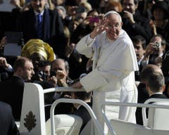Die Messe zur Amtseinführungs fand am 19. März 2013 statt. Der neue Papst strahlend auf dem Papamobil. (Bild: Keystone)