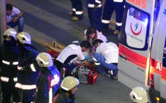 Helfer vom türkischen Rettungsdienst versorgen Verletzte ausserhalb des Flughafen in Istanbul. (Bild: Ismail Coskun)