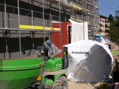 Die Spurensicherung hat im Eingangsbereich der Baustelle ein Schutzzelt aufgestellt. (Bild: Geri Holdener / Bote der Urschweiz)