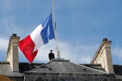 Die Fahne beim Elysee-palast steht auf Halbmast. (Bild: EPA/Christophe Petit Tesson)