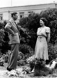 Die spätere Königin im offenbar vergnüglichen Gespräch mit ihrem Vater, König George VI. (Bild: Keystone)