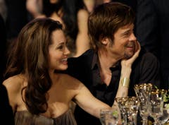 Aller Unkenrufe zum Trotz hält die Beziehung zu Angelina Jolie, hier 2008 bei einer Preisverleihung in Los Angeles. (Bild: Keystone)