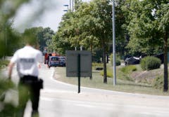 A police officers park outside the plant where an attack took place, Friday, June 26, 2015 in Saint-Quentin-Fallavier, southeast of Lyon, France. French authorities say one person has been beheaded in an attack and explosion at a gas factory in the southeastern part of the country. Officials say banners with Arabic writing were found near the body. Authorities have opened a terrorism investigation. (AP Photo/Laurent Cipriani) (Bild: Keystone)
