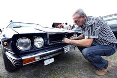 Willy Göggel reinigt seinen Maserati Kyalami (1977). (Bild: Werner Schelbert (Neue ZZ))