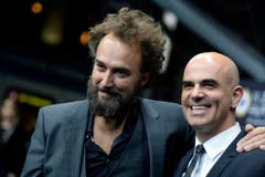 Carlos Leal, links, und Bundesrat Alain Berset posieren auf dem grünen Teppich. (Bild: Keystone)