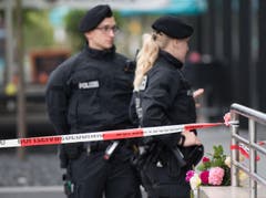 Blumen in der Nähe des Tatorts. (Bild: AP/Sebastian Widmann)
