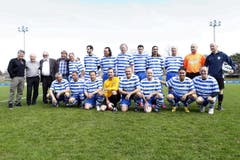 Gruppenbild vor dem Match: von links obere Reihe Martin Andermatt, Köbi Kuhn, Paul Wolfisberg, Wädi Hegglin, Heribert Heinzer, Mark Adams, Richi Baur, Bernt Haas, Haken Yakin, Stefan Koller, Markus Aeschbach und Rifet Begovic. untere Reihe: Thomas Schneeberger, Roger Krienbühl, Rene Meier, Claudia Dürger, Mike Waltisphül, Reto Steinmann, Gürkan Sermeter und Werner Metzger. (Bild: Werner Schelbert (Neue ZZ))