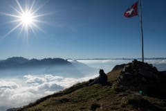 Auf dem Alvier (2343 M.ü.M.), unten im Nebelmeer das St.Galler Rheintal. (Bild: Keystone)