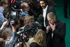 Jeremy Irons, right und Dev Patel in Kontakt mit den Medien. (Bild: Keystone)