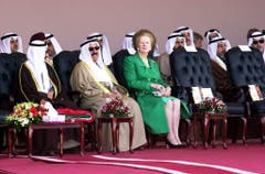 In einer von Männern dominierten Umgebung blühte sie richtig auf: Margaret Thatcher bei einem Besuch in Kuwait (2001). (Bild: Keystone)