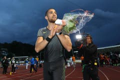 Karim Hussein jubelt nach dem Sieg im 400m Hürdenrennen (Bild: Philipp Schmidli)