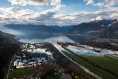 Eine Luftaufnahme der überschwemmten Ortschaft Magadino im Tessin am Sonntag. (Bild: Keystone)