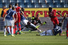 Luzerns David Zibung kassiert das 1:0 im Super League Spiel zwischen dem FC Luzern und dem FC Sion. (Bild: Philipp Schmidli)