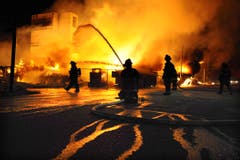 In der Nacht auf Dienstag muss die Feuerwehr Brände löschen. (Bild: Jerry Jackson/The Baltimore Sun via A)