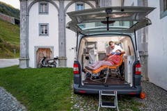 SWISS PRESS PHOTO 18 - 2. PREIS SCHWEIZER REPORTAGEN: REMO NÄGELI - Michael Keller ist mit seiner mobilen Zahnarztpraxis im Urnerland unterwegs. (Bild: (SWISS PRESS PHOTO/Remo Naegeli für Schweizer Illustrierte))