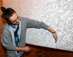Yanick Monaco zeigt seine filigrane Abschussarbeit. (Bild: Romano Cuonz/Neue NZ)