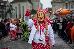 Kostümierte Personen laufen am Umzug "ZüriCarneval 2015" durch die Zürcher Innenstadt. (Bild: ENNIO LEANZA)