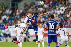 Luzerns Hekuran Kryeziu (mitte) gegen Basels Breel Embolo. (Bild: Philipp Schmidli)