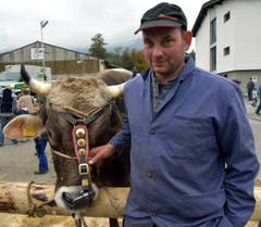 Der Züchter Paul Rohrer aus Sachseln mit dem Siegerstier Carlo. (Bild: Romano Cuonz)