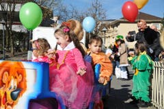 An der Kinderfasnacht Hergiswil sorgten längst nicht nur die Kleinen für die fasnächtliche Stimmung. (Bild: Matthias Piazza (Hergiswil, 17. Februar 2017))