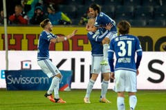 Der Luzerner Marco Schneuwly jubelt nach seinem Tor zum 1:0 mit dem Luzerner Jakob Jantscher links und dem Luzerner Jahmir Hyka Der Luzerner Marco Schneuwly, rechts, jubelt nach seinem Tor zum 1:0 mit Jakob Jantscher, links, und Jahmir Hyka im Fussball Meisterschaftsspiel der Super League zwischen dem FC Luzern und dem BSC Young Boys, in der Swisspor Arena in Luzern, am Samstag, 5. Dezember 2015. (KEYSTONE/Nick Soland) (Bild: (KEYSTONE/Nick Soland))