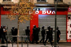 Heavy police operation in Saint Denis after Paris attacks (Bild: Keystone)