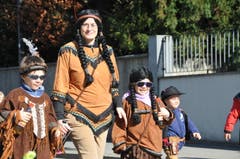 An der Kinderfasnacht Hergiswil sorgten längst nicht nur die Kleinen für die fasnächtliche Stimmung. (Bild: Matthias Piazza (Hergiswil, 17. Februar 2017))