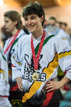 Moritz Hausheer mit Medaille. (Bild: Christian Herbert Hildebrand, Zuger Zeitung)