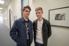 Joel Super, links, und Shawn Taylor, rechts, wollen ihrem besten Freund Fabio aus Stans mit der Facebook-Aktion das Leben retten. (Bild: KEYSTONE/Urs Flueeler)