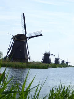 Diese alten Windmühlen befördern Wasser aus tiefer liegenden Gebieten über Kanäle auf Meereshöhe (Bild: Hans Scheidegger)