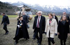 Frank-Walter Steinmeier zeigt sich nach einem Flug über den Absturzort der Germanwings-Maschine entsetzt: «Vor Ort zeigt sich ein Bild des Grauens», sagt er. «Die Trauer der Familien und Angehörigen ist unermesslich». (Bild: Keystone)