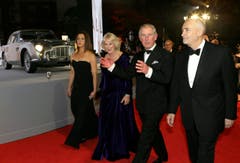 Der Prinz von Wales und seine Gattin schreiten zur Premiere, begleitet von den Filmproduzenten Michael G. Wilson und Barbara Broccoli. (Bild: Keystone)