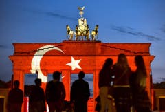Das Brandenburger Tor in Berlin zeigt die türkische Flagge nach dem Anschlag in Istanbul. (Bild: EPA/KLAUS-DIETMAR GABBERT)