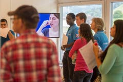 In rund zwei Monaten sollen die Gewebeproben weltweit mit Daten von Patienten abgeglichen werden. (Bild: Keystone/Urs Flueeler)