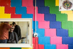 Ein Coiffeur ist an der Arbeit. (Bild: ALEXANDRA WEY)