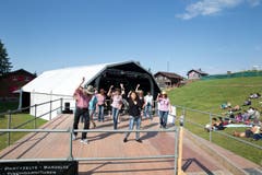 Impressionen des Country Openair am Samstag auf der Klewenalp. Im Bild: Linedancer während dem Konzert von Kim Carson. (Bild: Manuela Jans (Neue LZ))