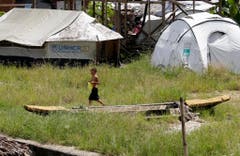 Auch ein Jahr nach dem Taifun dienen immer noch Zelte des UNHCR als Notunterkunft für viele Menschen. (Bild: Keystone)