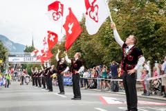 Fahnenschwinger und Alphornbläser vor dem Start Halbmarathon. (Bild: Manuela Jans-Koch / Neue LZ)