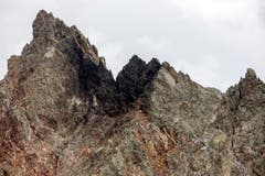Die Unfallstelle in felsigem Gebiet der abgestürzten F/A-18 auf dem Sustenpass. Der Berufsmilitärpilot wurde am Mittwochmorgen (31. August) an der Absturzstelle identifiziert. (Bild: ALEXANDRA WEY)