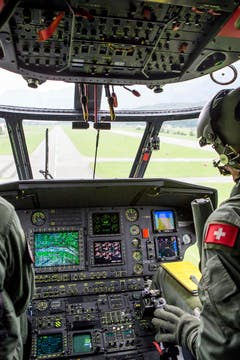 Ein Militär-Pilot auf dem Flug zu der Unfallstelle der abgestürzten F/A-18 auf dem Sustenpass. (Bild: ALEXANDRA WEY)