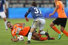 Der Luzerner Hekuran Kryeziu gegen Lausanne Sports Musa Araz. (Bild: Philipp Schmidli / Luzerner Zeitung)