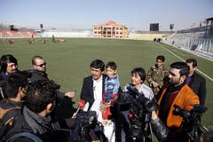 Das Bild belegt allerdings: Es gab nicht nur den Fototermin draussen in der Provinz Jaghori, «wo die Temperaturen auf minus 16 Grad fallen». Hier wird Murtaza den Medien mitten in Kabul präsentiert. (Bild: Epa / Jawad Jalali)