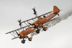 Die Britischen Breitling Wingwalkers zeigen auf den Flügeln zweier Boeing Stearman Doppeldecker ihre Gymnastik (Bild: Keystone)
