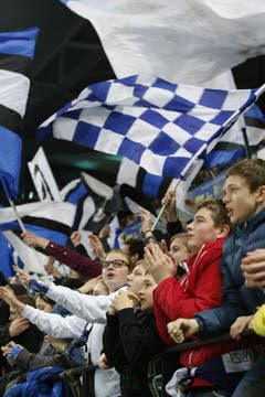Ausgelassene Stimmung bei EVZ-Fans nach einem Tor. (Bild: Stefan Kaiser / Neue ZZ)