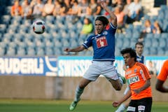 Der Luzerner Jahmir Hyka, links, im Luftduell. (Bild: Alexandra Wey / Keystone)