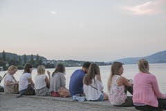 Besucherinnen und Besucher gerniessen die Abendstimmung am See. (Bild: André A. Niederberger / Neue NZ)
