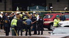 Rettungkräfte besammeln sich vor dem Bahnhof in Hoboken nahe New York. (Bild: EPA/JUSTIN LANE)